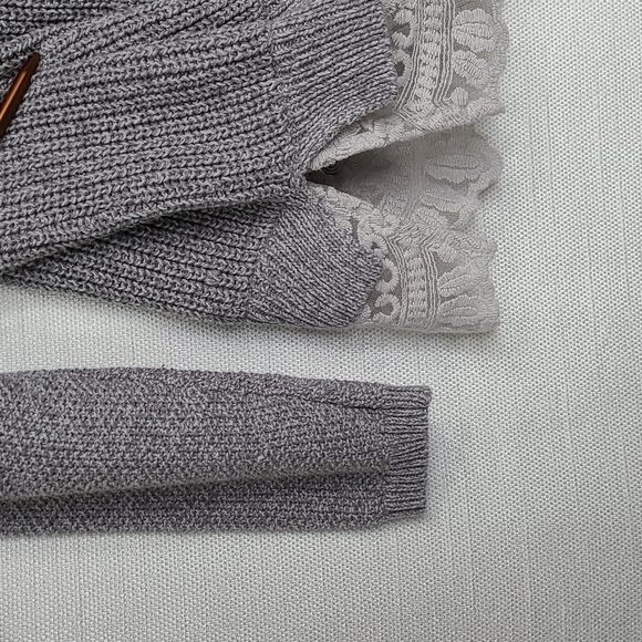 Pins & Needles Sweater Long Sleeve Scoop Neck Knit Gray Lace Hemline Size Small - Picture 4 of 11